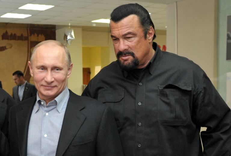 Putin homenageia ator americano Steven Seagal ISTOÉ DINHEIRO