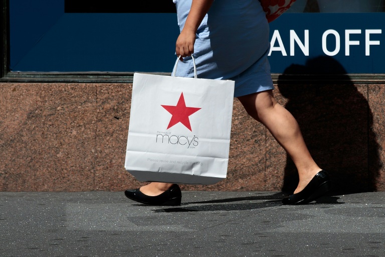 Mulher carrega sacola da Macy's na Herald Square, em Nova York