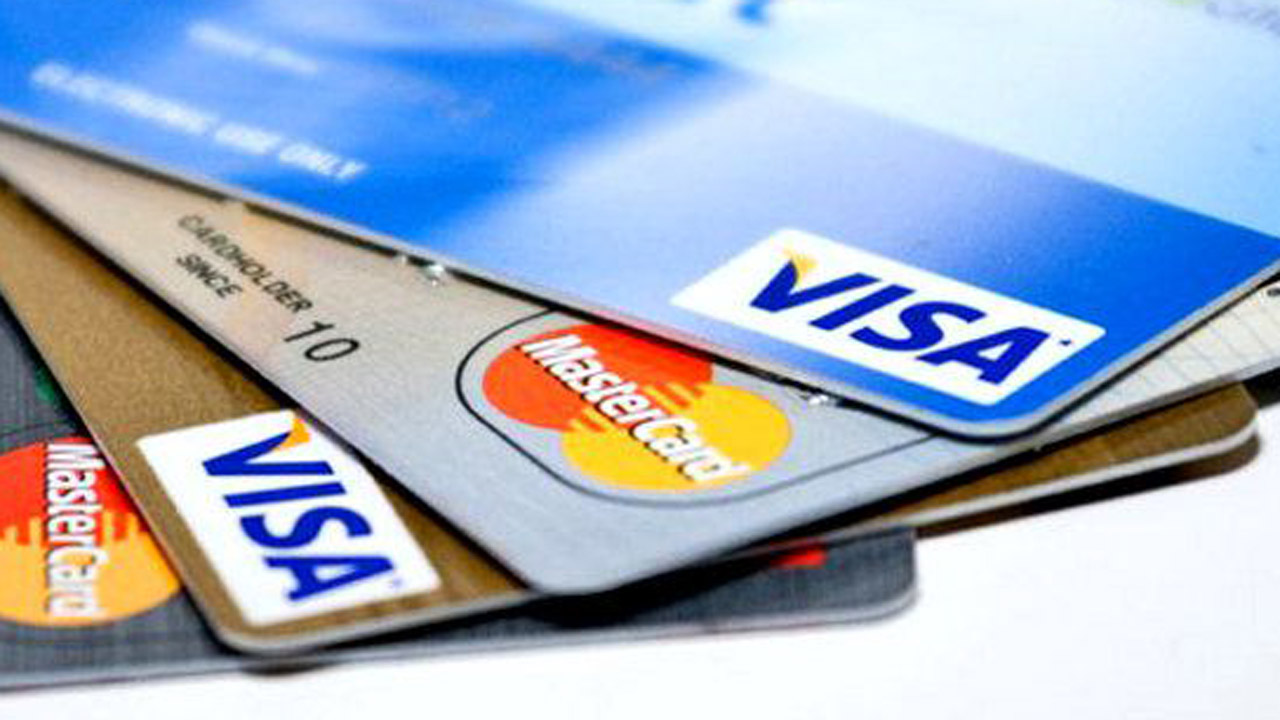 A ideia dos bancos é aliviar a redução dos juros nas compras com cartão e cheque especial e limitar o parcelamento sem juros