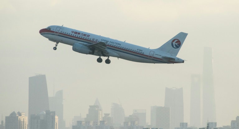 Aeronave partindo do Aeroporto Honggiaou, em Xangai, na China