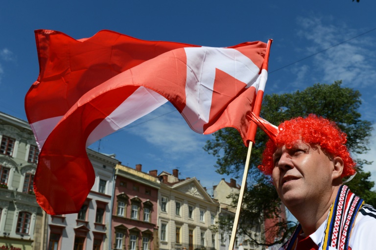 Um dinamarquês segura a bandeira da Dinamarca