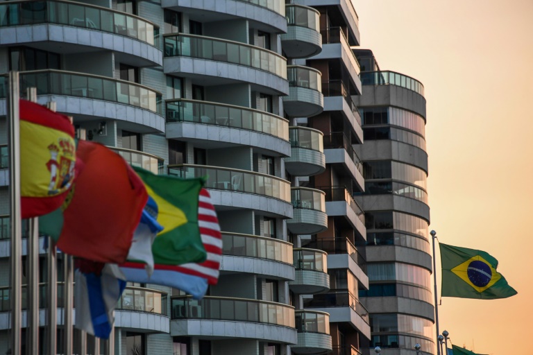 A capacidade hoteleira do Rio de Janeiro praticamente dobrou com os investimentos realizados para os Jogos Olímpicos, mas, um ano após o evento, algumas redes de hotéis são obrigadas a reduzir os preços, em função da baixa procura - AFP