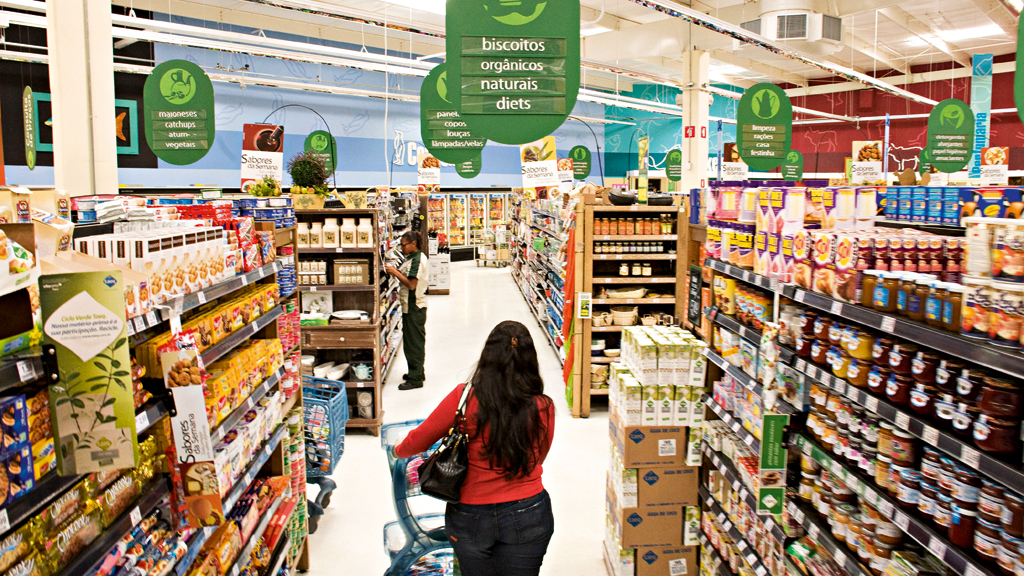 Consumidora em supermercado em São Paulo