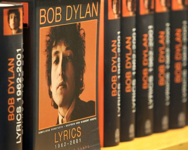 Nobel da literatura, Bob Dylan vendeu seu catálogo por mais de US$ 300 milhões