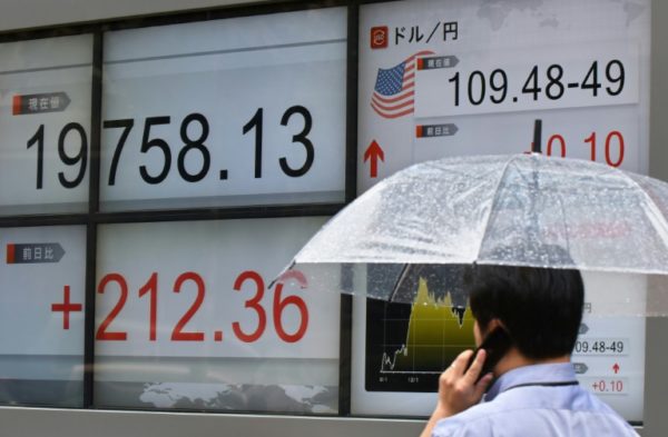 Na Bolsa de Tóquio, o índice Nikkei fechou em baixa de 1,62%, em 27.523,19 pontos