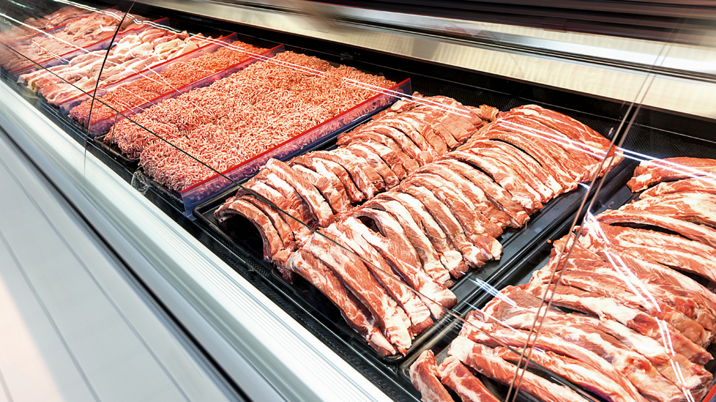 Carnes suínas e bovinas expostas em supermercado: produção de 2020 será farta