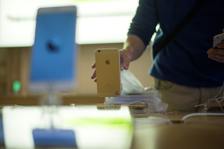 Foto de arquivo de 19 de setembro de 2014 mostra um homem conferindo aparelhos iPhone 6 no dia de seu lançamento na loja da Apple, em Paris