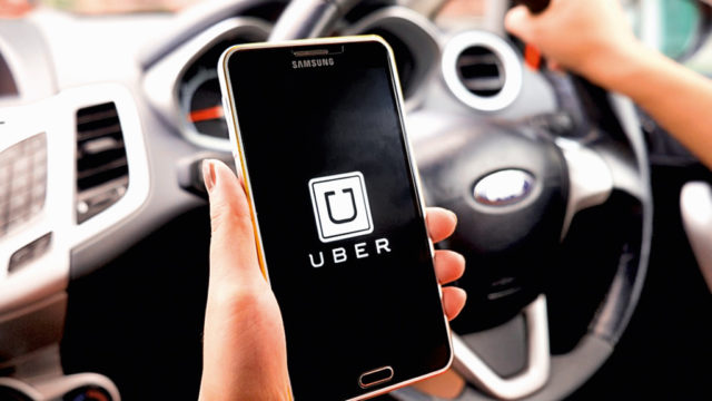 A possibilidade dos motoristas do Uber ficarem off-line indicaria ausência de subordinação, um dos requisitos para a caracterização da relação de emprego