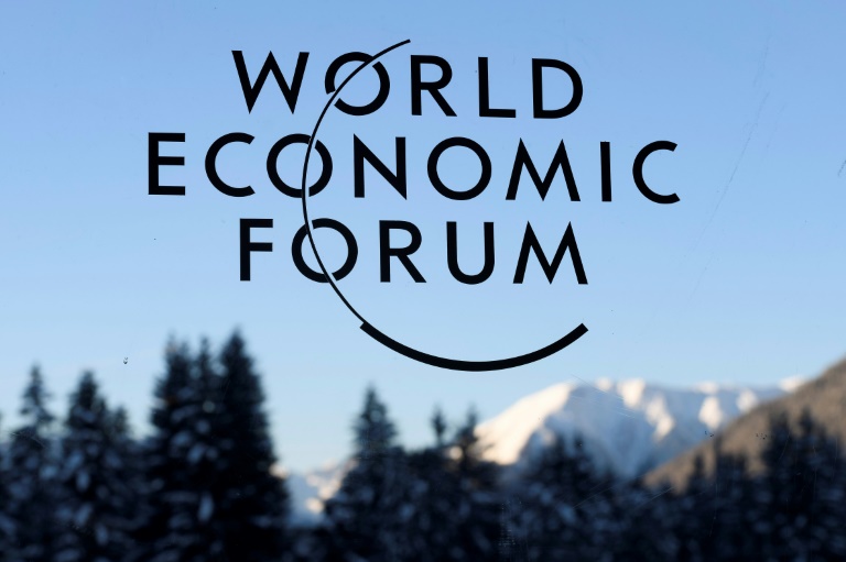 (Arquivo) Foto tirada em 19 de janeiro de 2017 mostra o logo do Fórum Econômico Mundial, em Davos