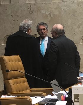 Os ministros Ricardo Lewandowski, Marco Aurélio e Celso de Mello conversam durante recesso em sessão do STF
