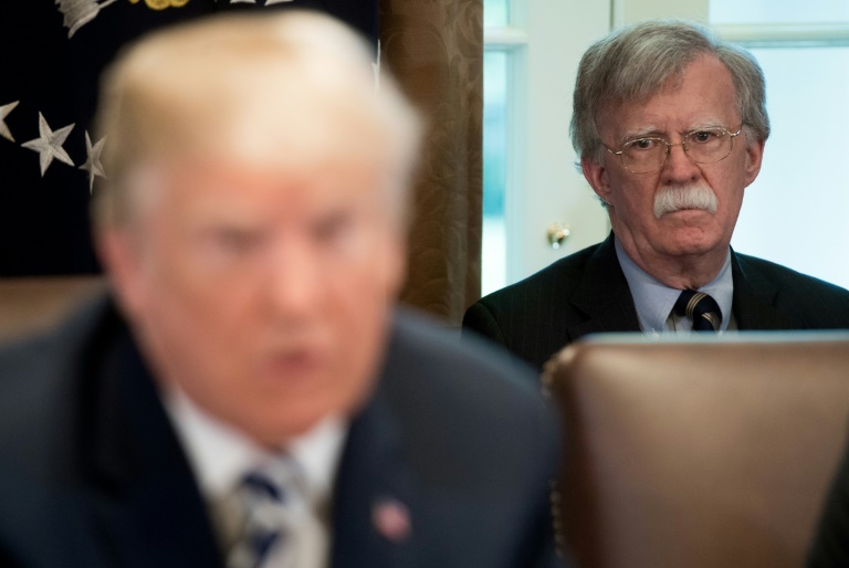 O ex-assessor de Segurança Nacional dos EUA John Bolton, atrás do presidente Donald Trump durante uma reunião de gabinete