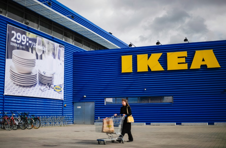 Uma cliente passa na frente de uma loja Ikea em Kungens Kurva, na periferia de Estocolmo