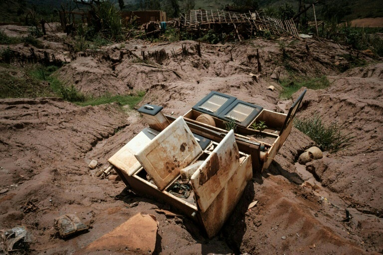 Móveis de casas arrasadas pelas inundações e desabamentos provocados pela represa da Samarco, em Mariana, em 2016