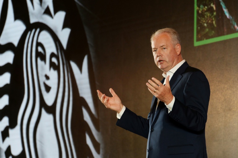 Presidente do Starbucks, Kevin Johnson, em coletiva de imprensa
