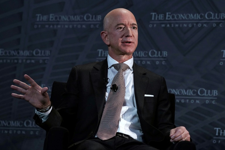 Segundo a Forbes, Bezos, que é dono da maior riqueza pessoal no mundo, perdeu US 8 bilhões do seu patrimônio, ou seja, 7%. As ações da Amazon recuaram quase 8%.