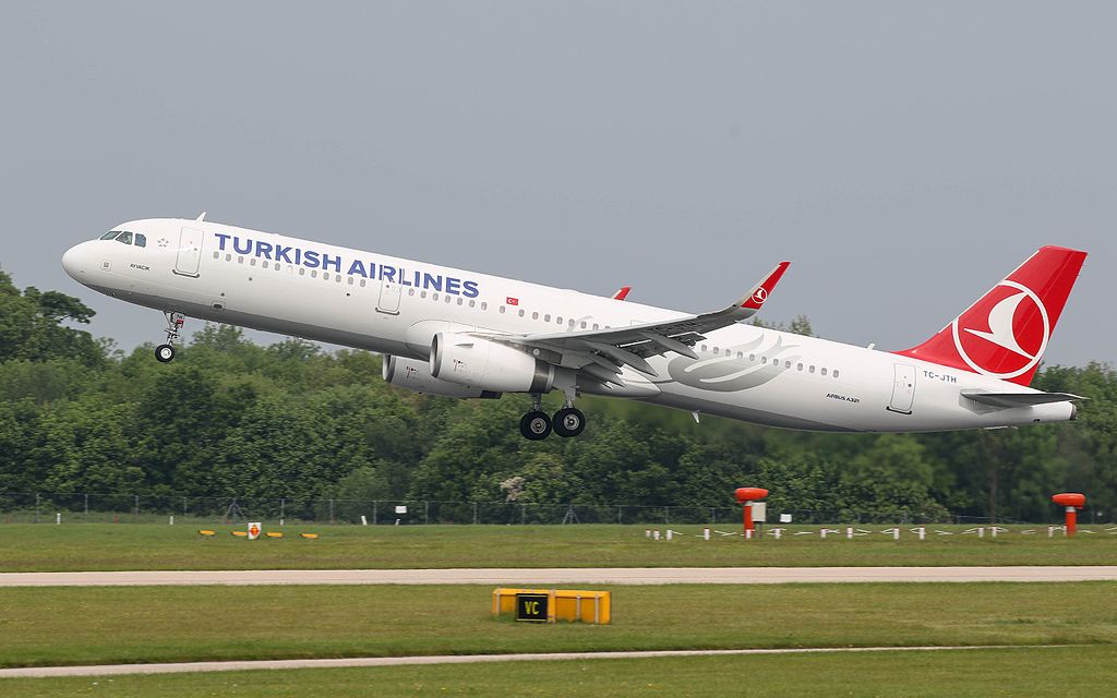 Avião da Turkish airlines alçando voo
