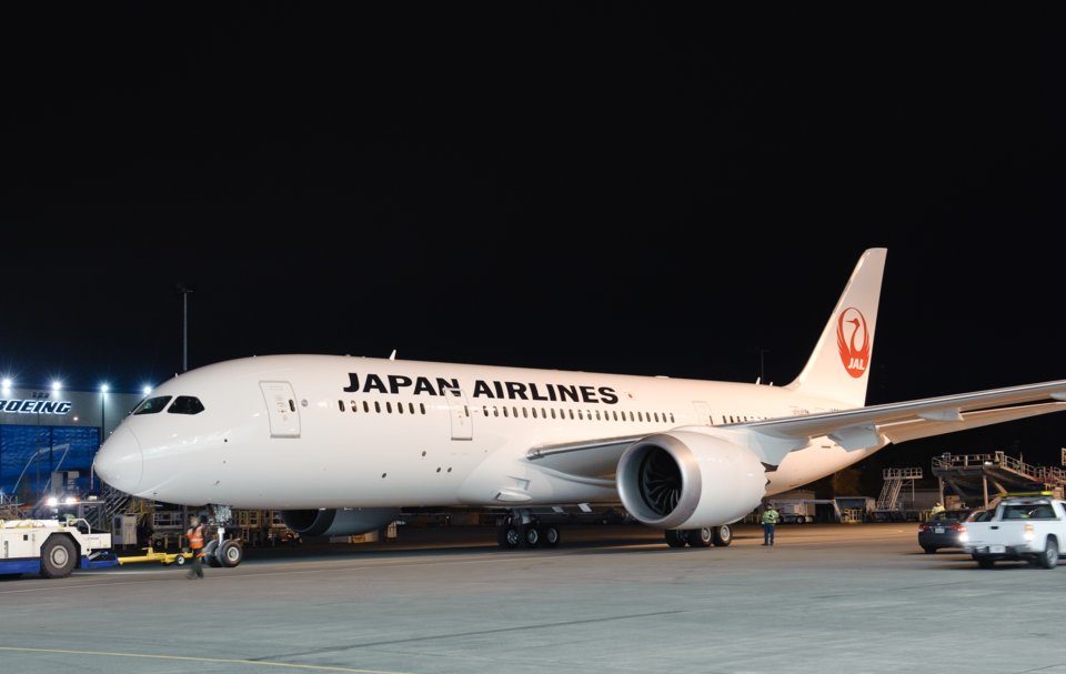 A Japan Airlines que abrir um movimento de vanguarda no Japão, usando termos inclusivos e promovendo a primeira piloto mulher