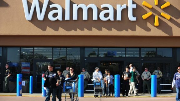 O objetivo do Walmart é causar menos aglomerações nas lojas e evitar sobrecarga no estoque de produtos black friday