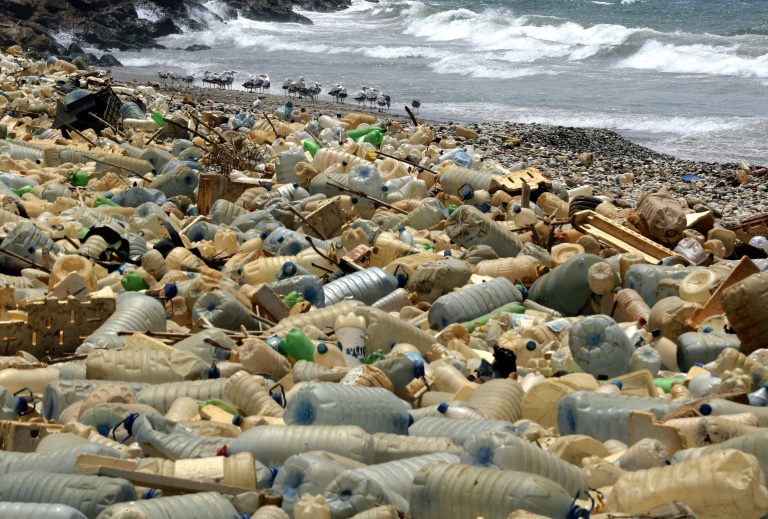 Poluição de plástico em Ouzai, no sul de Beyrouth, em 19 de julho de 2018 - AFP/Arquivos