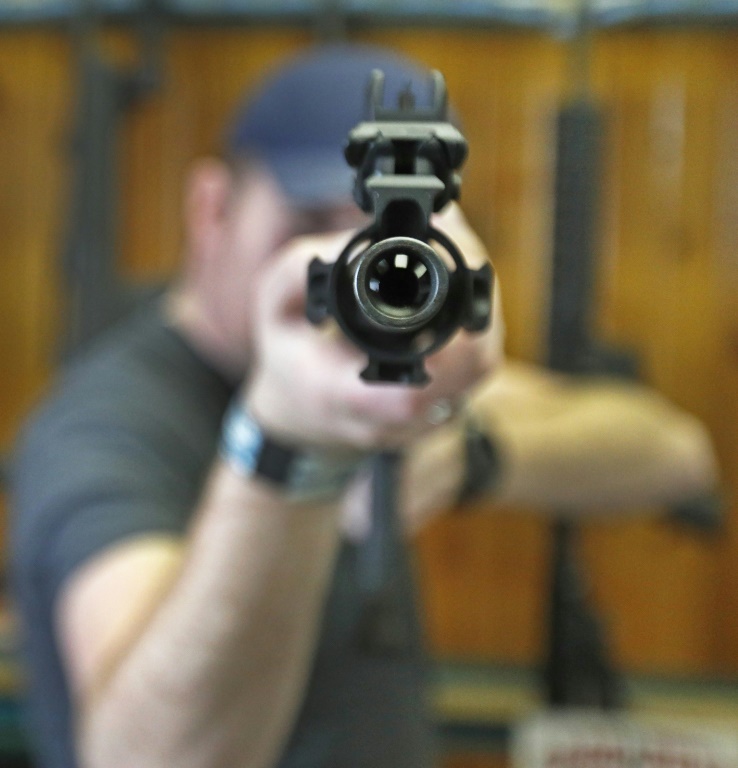 Homem é visto com um fuzil AR-15 em uma loja de venda de armas no estado de Utah, em 15 de fevereiro de 2018