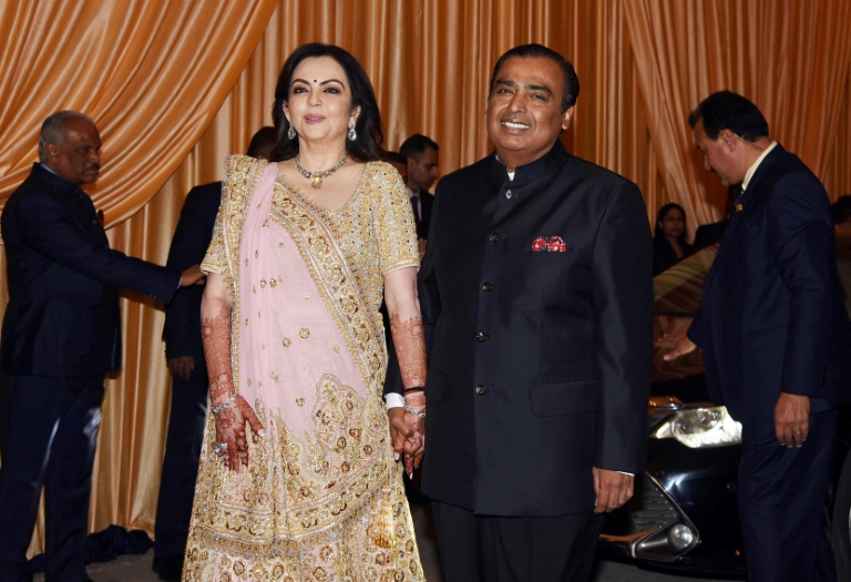 O empresário Mukesh Ambani (D) com sua esposa Nita Ambani, durante a recepção do casamento de sua filha em Mumbai, em 14 de dezembro de 2018