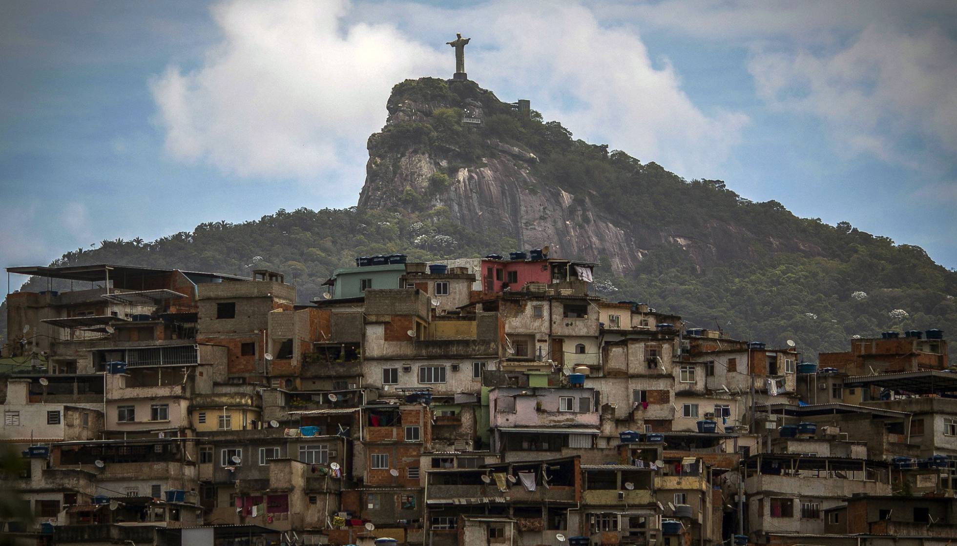 Vista do Cristo Redentor e da favela Morro da Coroa, no Rio: segundo o IBGE,10 milhões de brasileiros vivem em assentamentos, favelas e invasões.