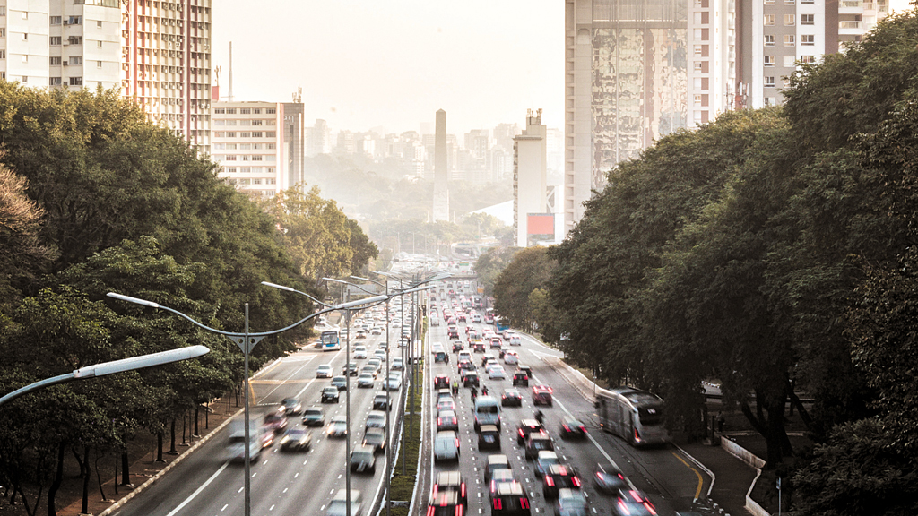 A poluição expelida diariamente por mais de 8,6 milhões de veículos aumenta a incidência de câncer na cidade de São Paulo