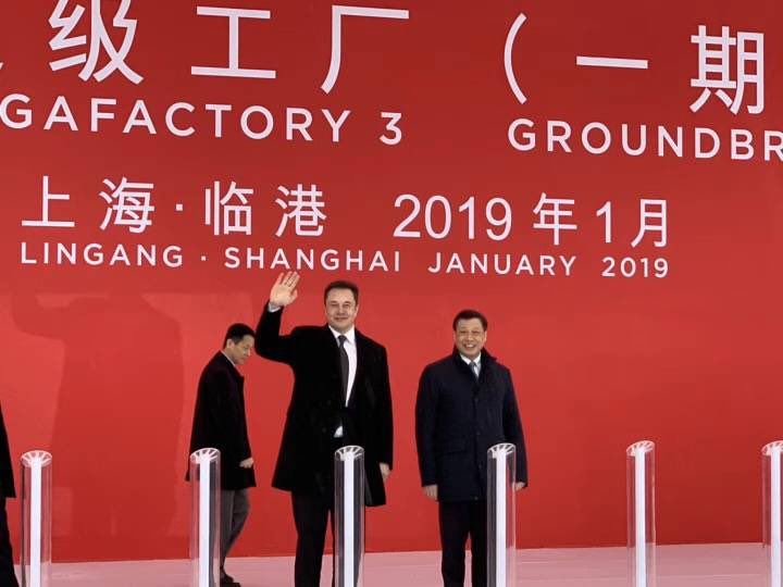 CEO da Tesla, Elon Musk, e prefeito de Xangai, Ying Young, durante cerimônia nesta segunda-feira
