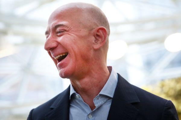 Bezos é presidente da Amazon, maior rede varejista do mundo