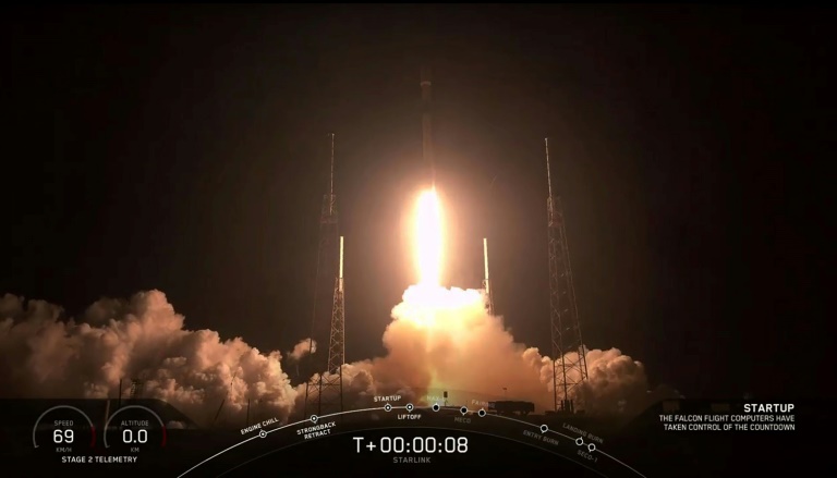 A imagem da transmissão da SpaceX em 23 de maio de 2019 mostra o foguete SpaceX Falcon 9, com 60 satélites Starlink, decolando da Flórida