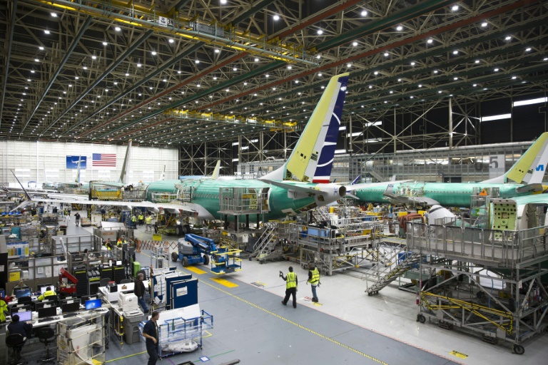 Funcionários da Boeing trabalham em um 737 MAX na fábrica do grupo em Renton, estado de Washington