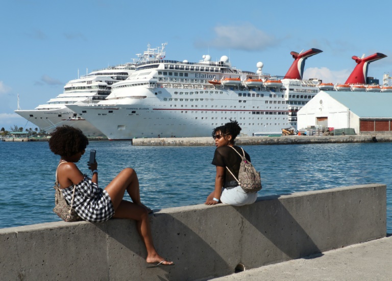 Duas mulheres em frente a um cruzeiro da Carnival em Nassau, Bahamas, em 29 de abril de 2019
