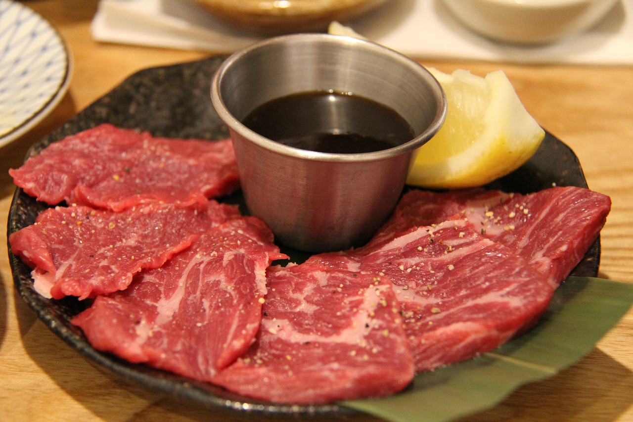 Fatias de Wagyu: a carne é conhecida por ter a gordura entremeada, aumentando o sabor e melhorando a textura