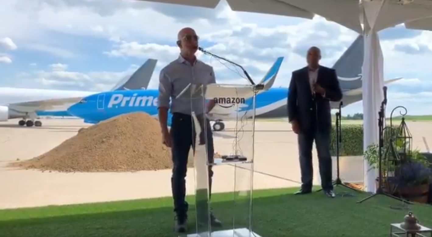 Jeff Bezos na cerimônia que marcou o início das construções do aeroporto da Amazon (Crédito: Twitter)