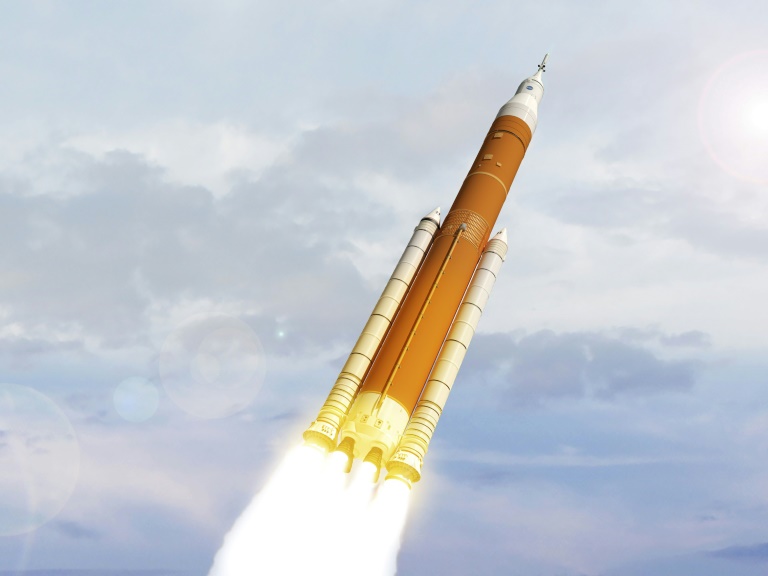 O novo programa espacial dos Estados Unidos prevê um primeiro lançamento não tripulado para a lua em 2021 e três anos depois uma missão com astronautas