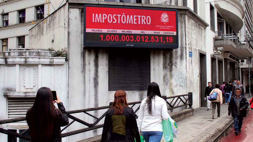 Impostômetro foi implantado em 2005 pela associação com o objetivo de conscientizar os brasileiros sobre a alta carga tributária no País