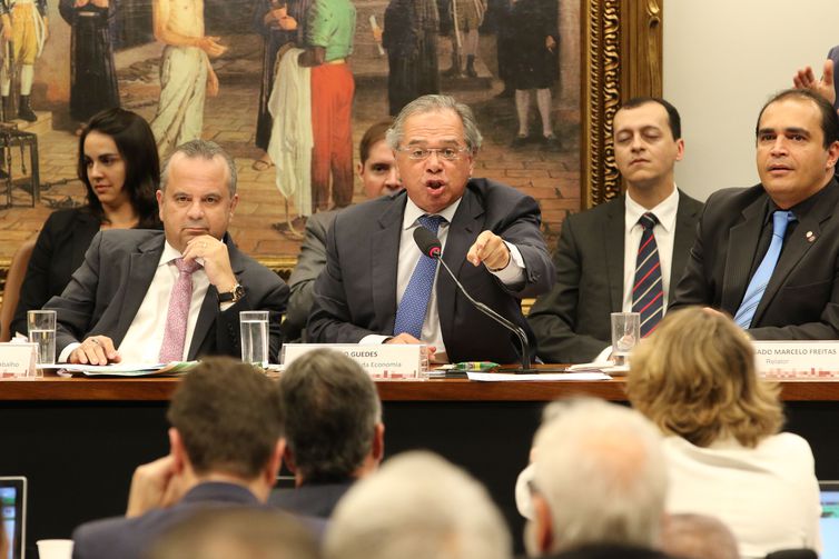O ministro da Economia, Paulo Guedes, ao lado de Rogério Marinho (esquerda), na Comissão de Constituição e Justiça (CCJ) da Câmara