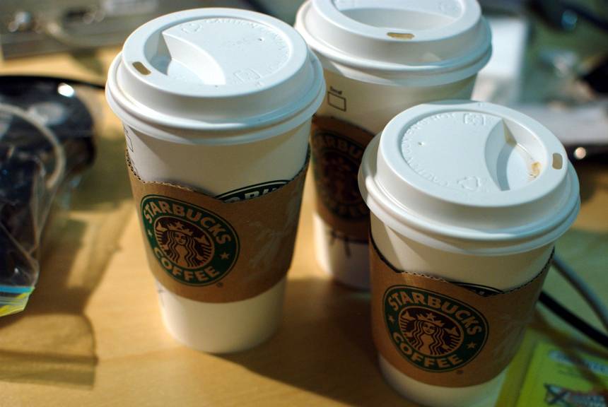 A Starbucks havia limitado a possibilidade de consumo dos produtos nas lojas, mas os cafés continuavam abertos para a compra, expondo os funcionários da empresa ao contato com o público.