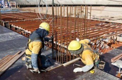 Operários trabalham em uma construção, um dos setores que mais empregou em 2020