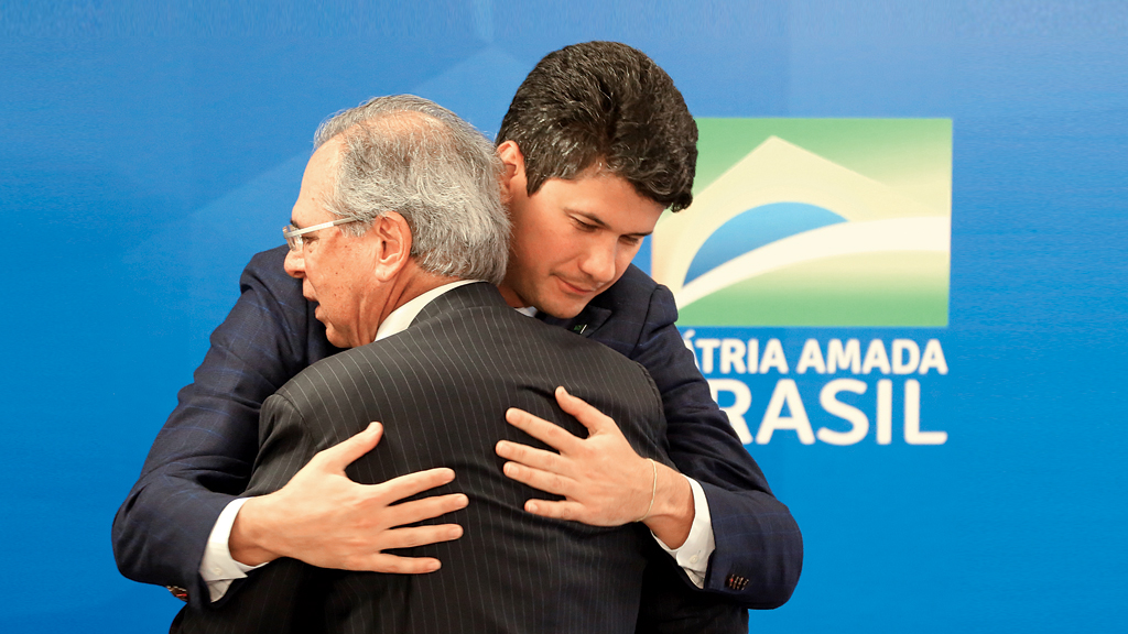 Amigos, amigos...: Montezano, do BNDES abraça Paulo Guedes, ministro da Economia. Divergência sobre prioriades