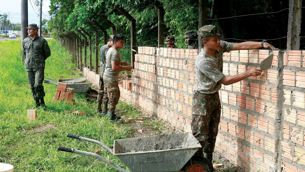 Militares das Forças Armadas coordernam o trabalho de infraestrutura, cadastramento e logística em Roraima