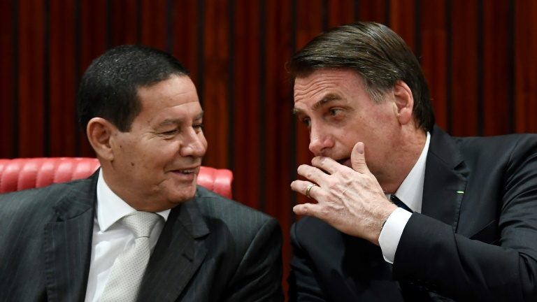 Mourão disse que a questão envolvendo a vacina chinesa é 'briga política' e que Bolsonaro vai comprar as doses do imunizante