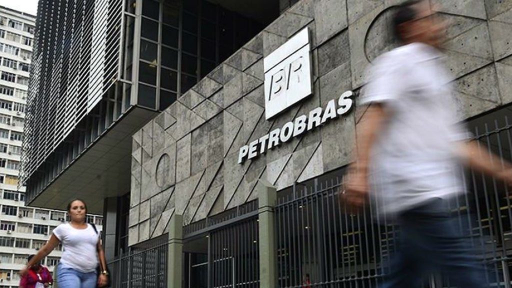 A nova estratégia da Petrobras está sustentada em cinco pilares: maximização do retorno sobre o capital, redução do custo, busca por custos baixos, meritocracia e respeito às pessoas e ao meio ambiente e foco na segurança das operações