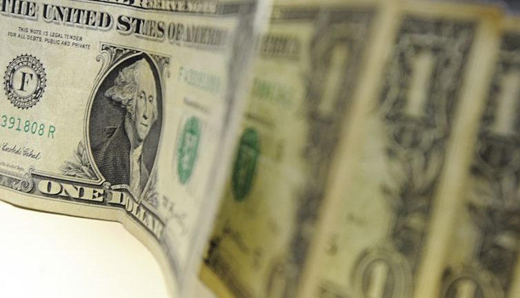 O BC injetou ao todo US$ 1,8 bilhão no mercado de câmbio hoje, em dólar à vista
