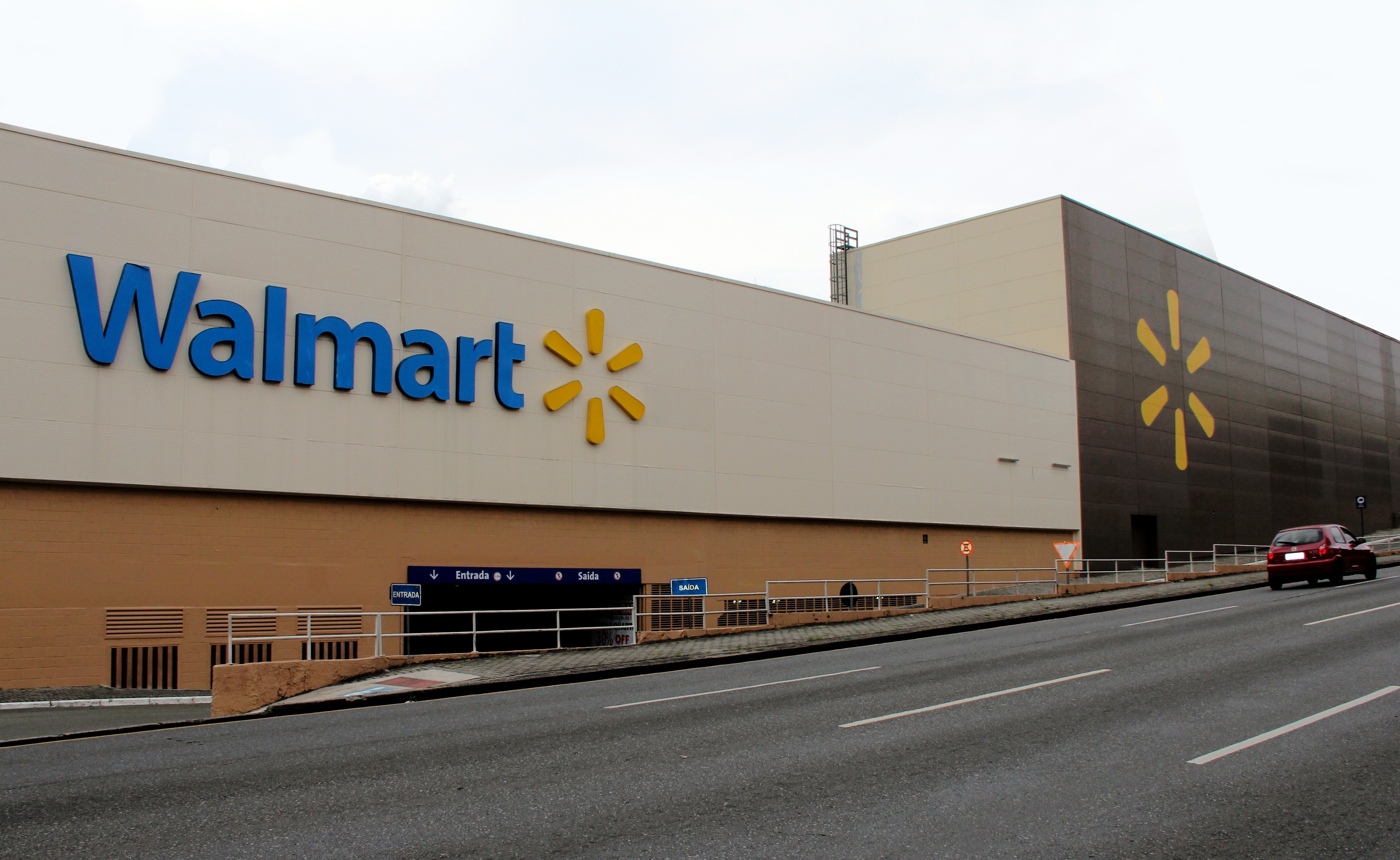 Walmart surpreende em lucro e receita, com 'efeito coronavírus
