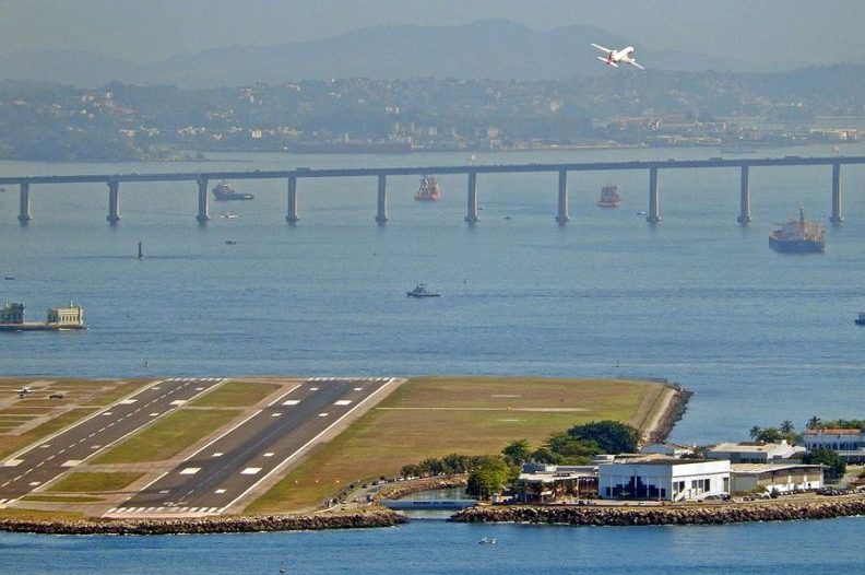 A ponte aérea ficou mais cara desde que começaram as reformas no Santos Dumont, no Rio já que Gol e Latam, tiveram de mudar os voos para o Galeão