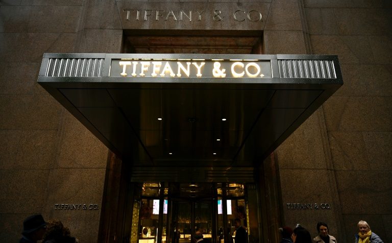 O dono do grupo LVMH, o francês Bernard Arnault, fez uma oferta de US$ 14,5 bilhões a Tiffany no início de outubro do ano passado, mas a proposta foi rejeitada