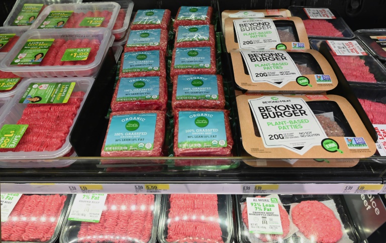 Hambúrgueres veganos vendidos ao lado dos de carne