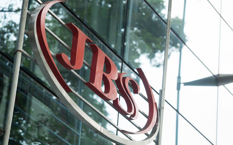 O EbitdGrupo JBS: novas medidas de segurança e redução do número de funcionários vão impactar produçãoa ajustado da JBS no quarto trimestre de 2019 alcançou R$ 5,7 bilhões, alta de 67,2% sobre os R$ 3,4 bilhões do mesmo intervalo do ano anterior