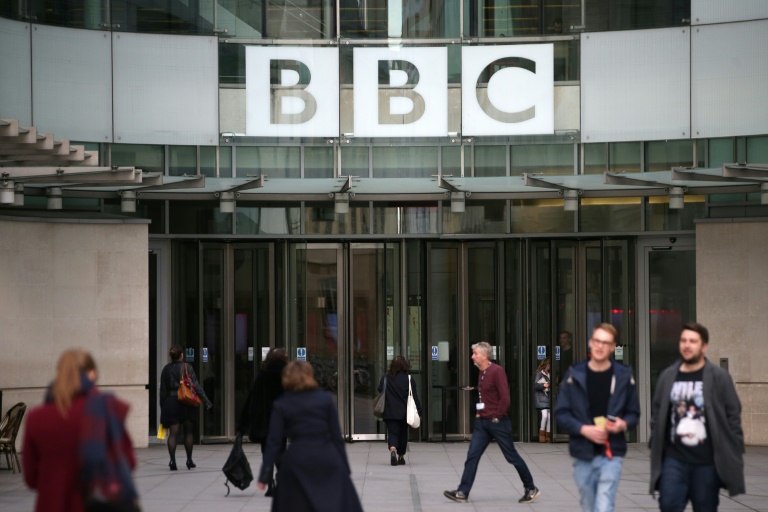 A BBC anunciou a redução de 450 postos em sua redação como parte de um plano de reformulação destinado a adaptar seus serviços a novos interesses do público, antes das negociações que devem ser politicamente difíceis para obtenção de seu financiamento